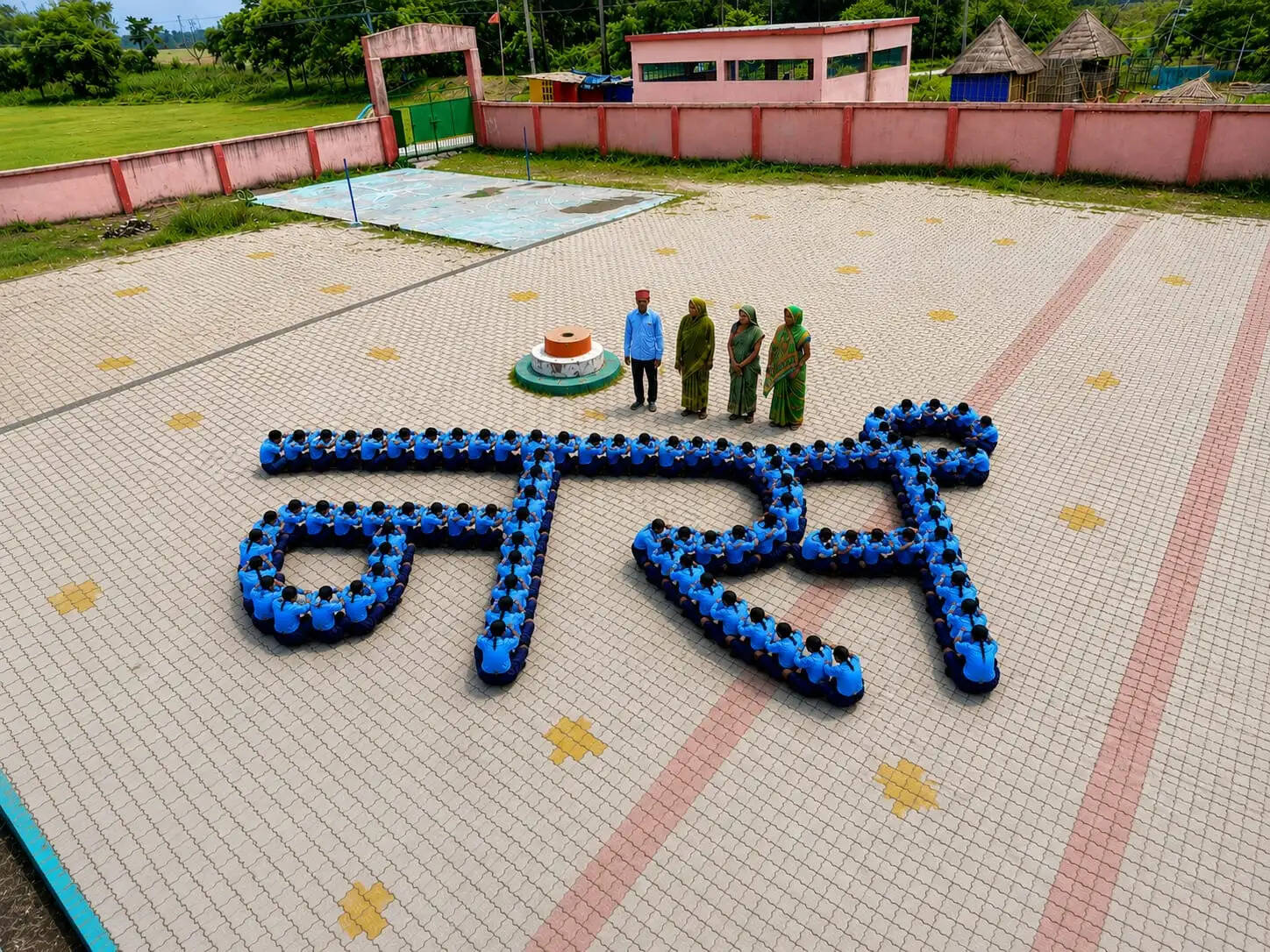 अंतर्राष्ट्रीय नर्स दिवस पर नर्स को समर्पित स्कूली बच्चों ने बनायी मानव श्रृंखला