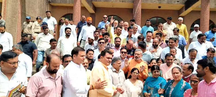 एसआईआर को लेकर भाजपा का प्रदर्शन, निष्पक्ष प्रक्रिया की मांग