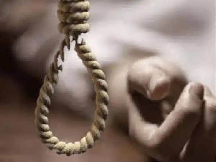 भोपाल में आईपीएस अधिकारी की बेटी ने किया सुसाइड, कमरे में फंदे पर मिली 17 वर्षीय छात्रा, जांच में जुटी पुलिस