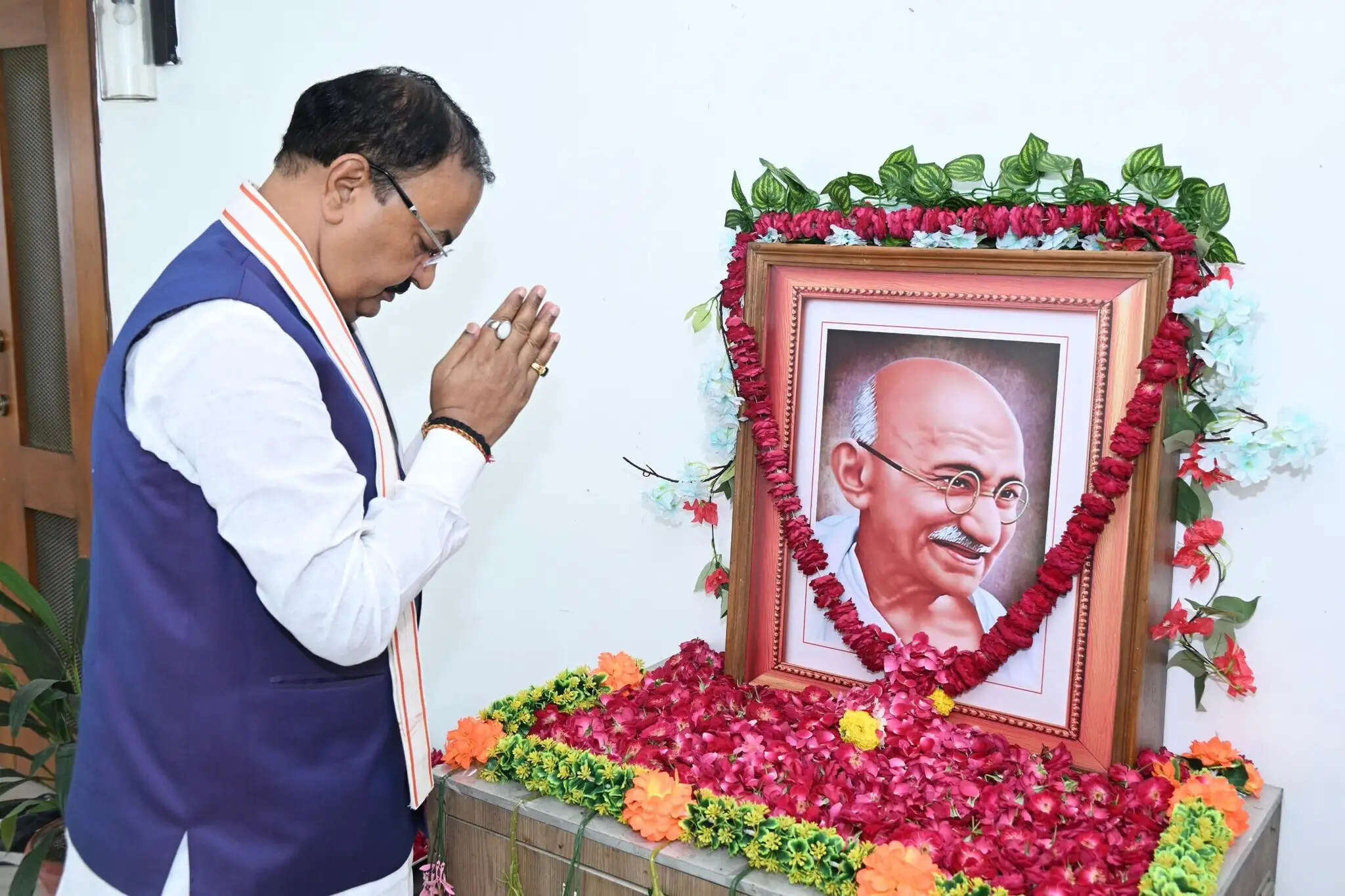 केशव प्रसाद मौर्य ने जयंती पर राष्ट्रपिता महात्मा गांधी और 'भारत रत्न' लाल बहादुर शास्त्री के चित्रों पर की पुष्पांजलि