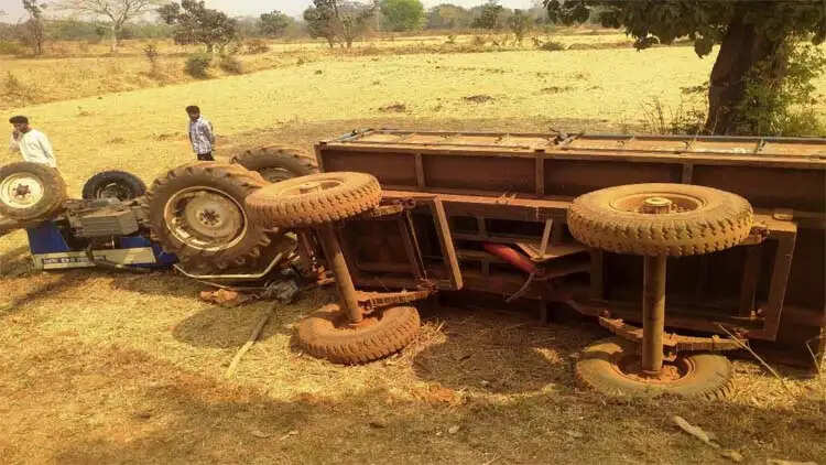 बालोद : ट्रेक्टर अनियंत्रित होकर खेत में पलटा, एक की माैत पांच गंभीर घायल