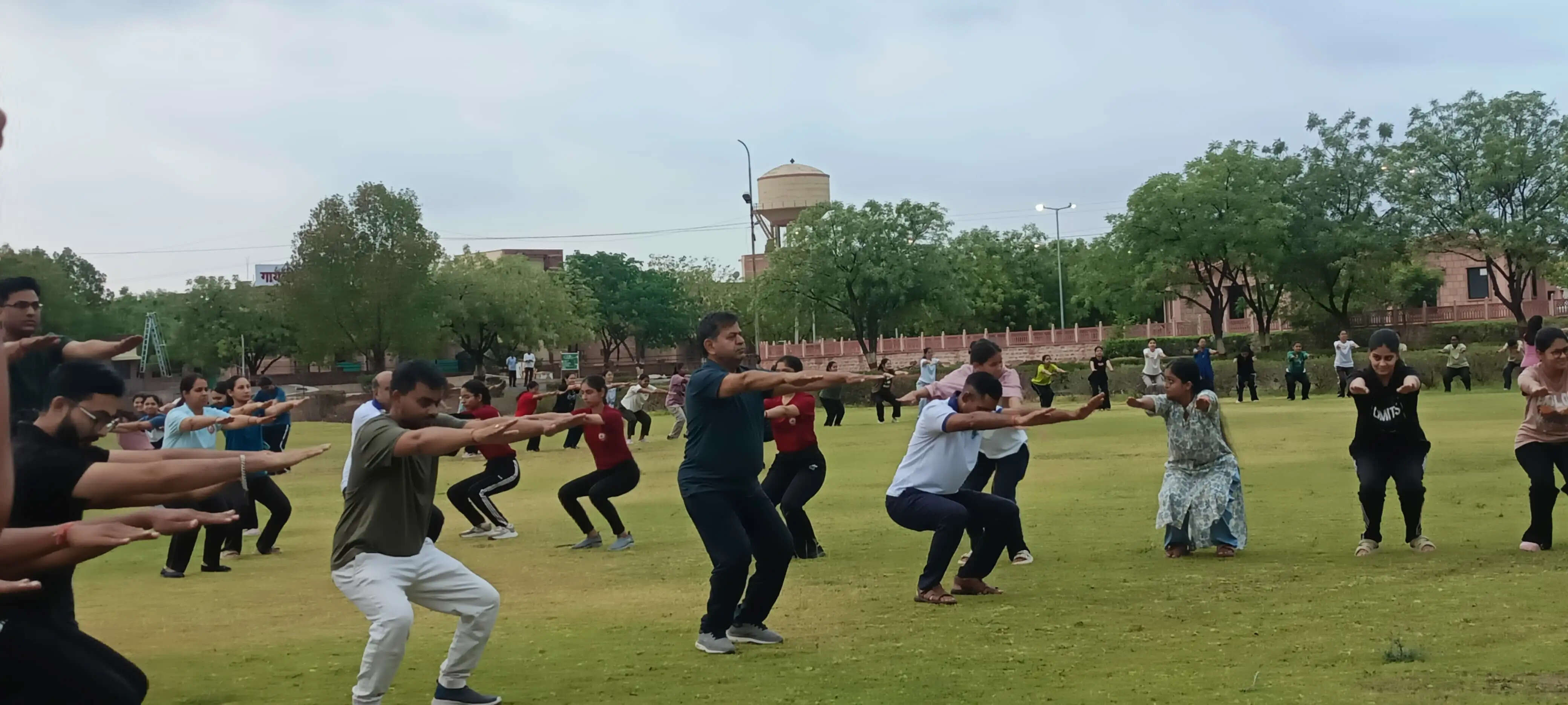 आयुर्वेद विश्वविद्यालय : सूर्य नमस्कार सहित कई तरह की योग क्रियाओं का कराया अभ्यास