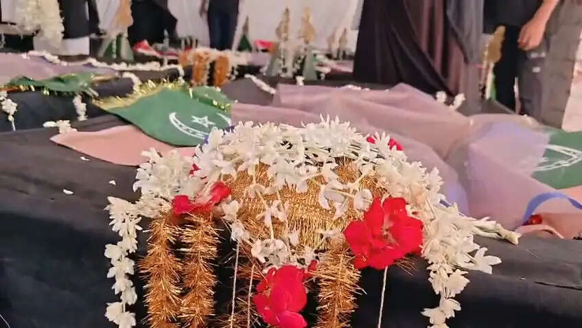 सदर इमामबारगाह में उठा 72 ताबूत का कदीमी जुलूस, हज़ारों लोगों ने पेश किया पुरसा