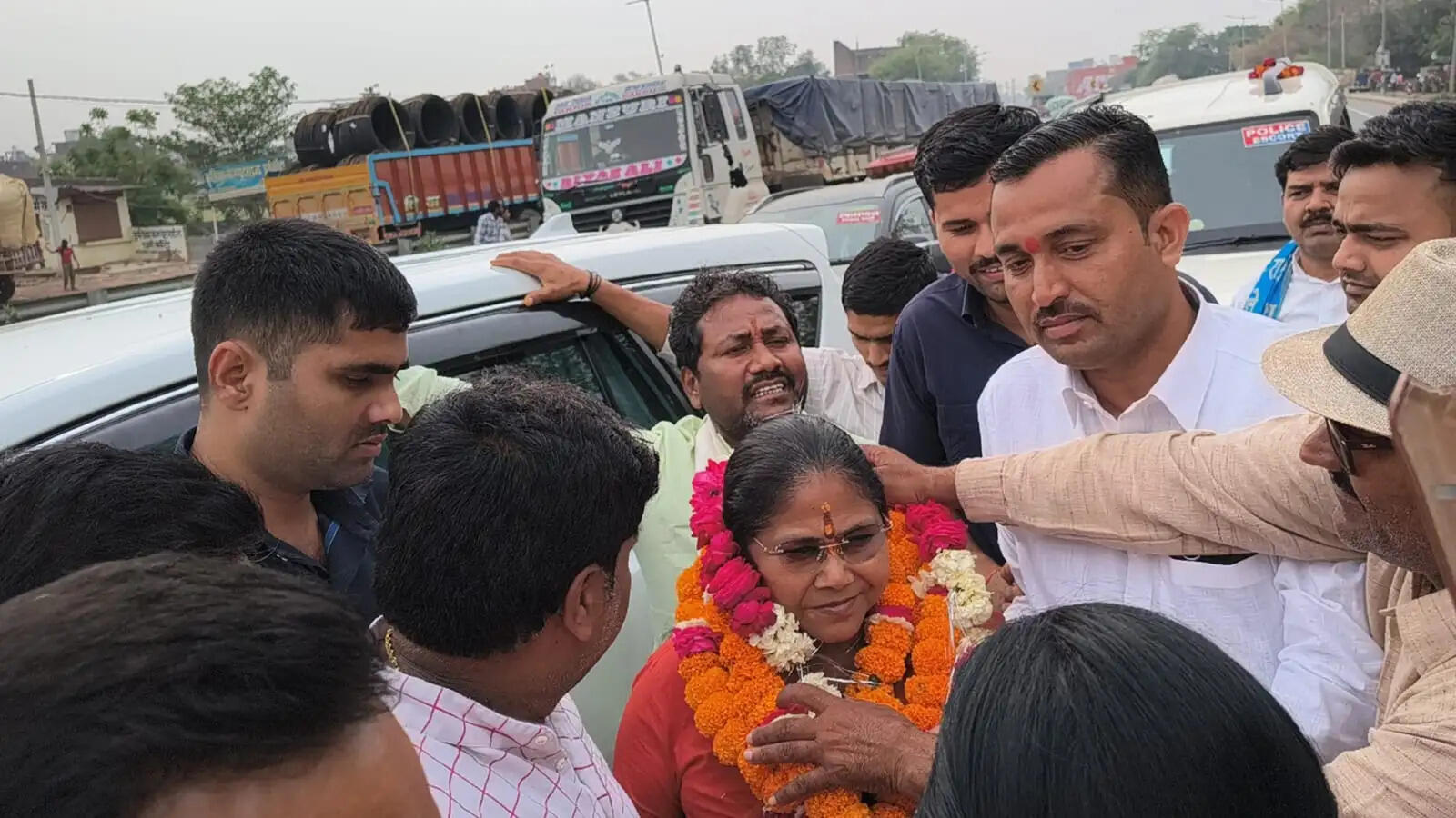 औरैया में साध्वी निरंजन ज्योति के आगमन पर उमड़ा जनसैलाब