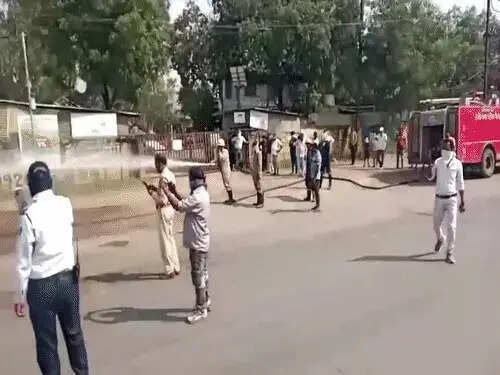 इंदौर&nbsp;में&nbsp;ट्रक से सड़क पर गिरा केमिकल, राहगीरों की आंखों में हुई जलन