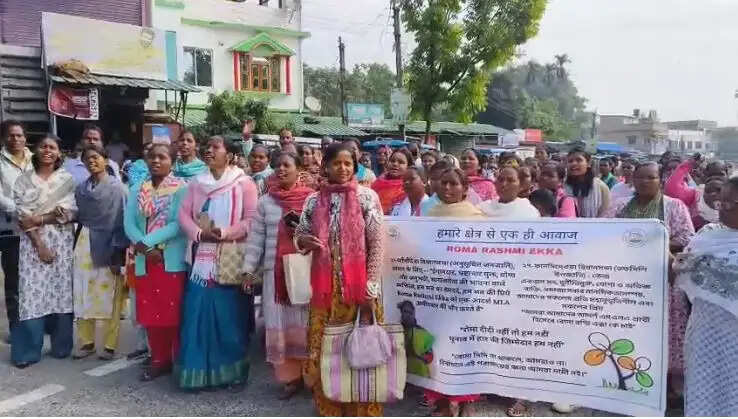 उम्मीदवार बदलने की मांग पर आदिवासी चाय मजदूरों का सड़क जाम