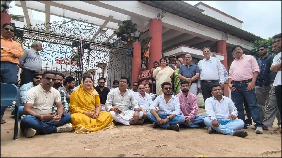 रामगोपाल अग्रवाल के घर ईडी की दबिश पर कांग्रेस का विरोध-प्रदर्शन, पुतला फूंका