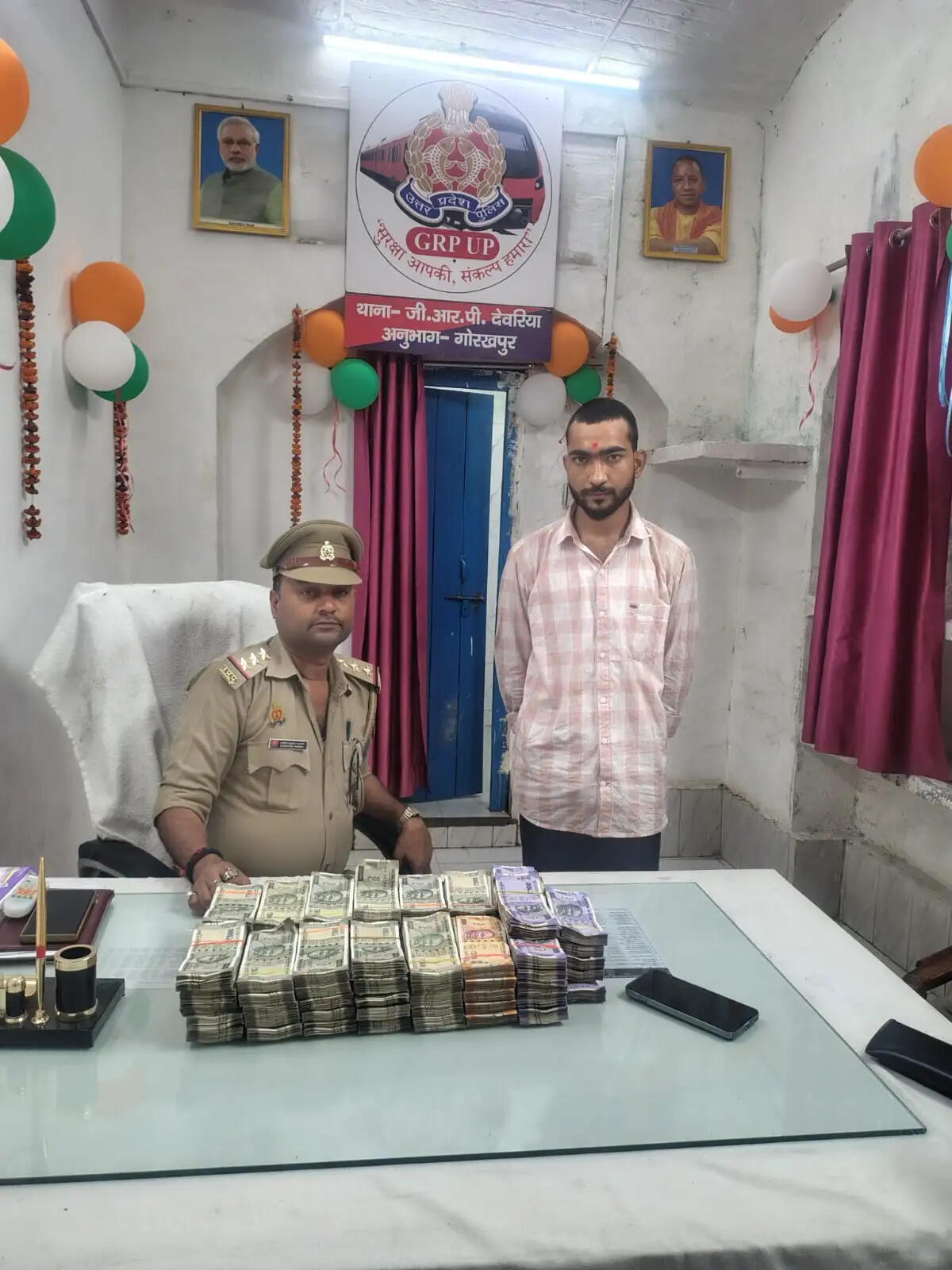 देवरिया : वैशाली एक्सप्रेस से 30.23 लाख रुपये बरामद