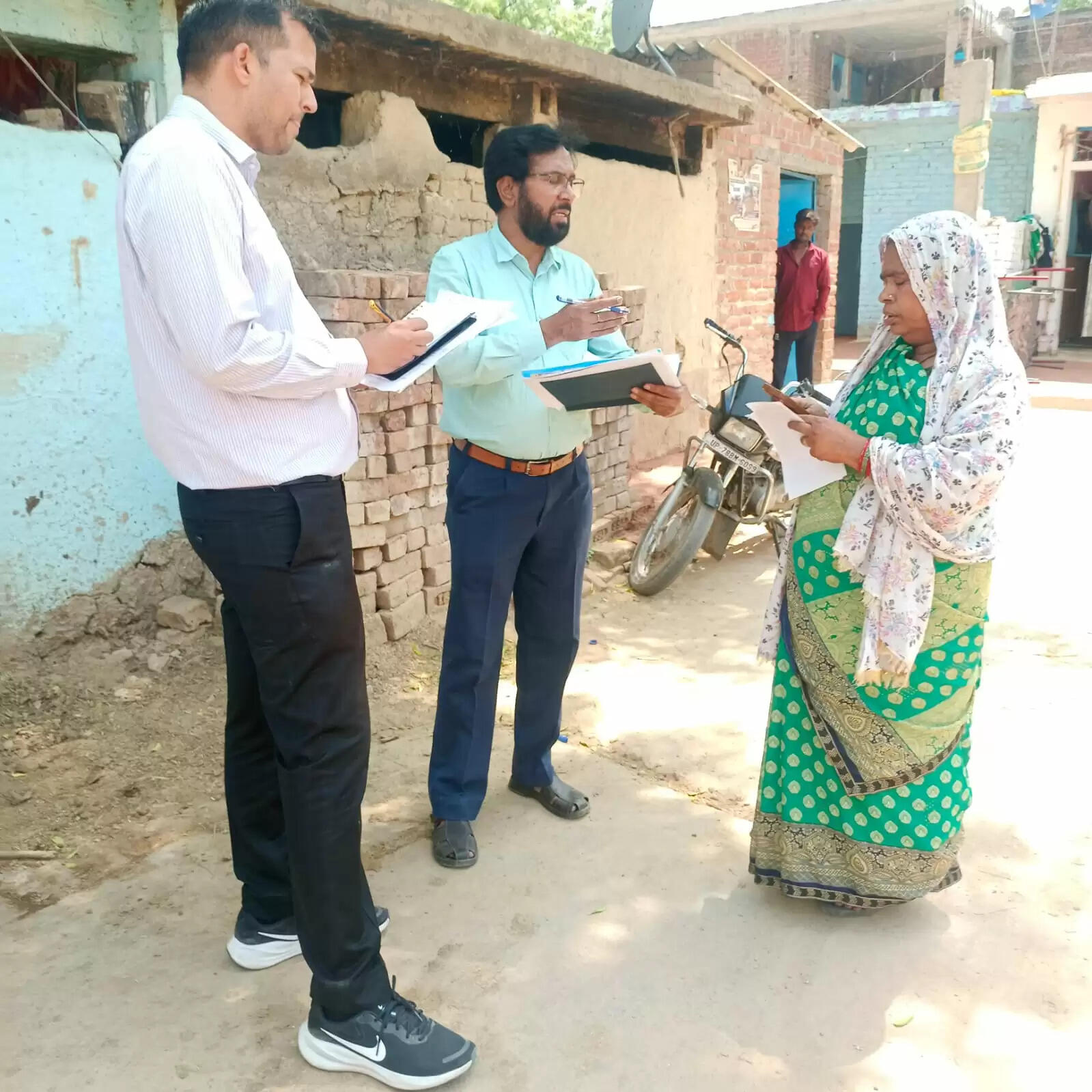 वेक्टर जनित रोगों पर प्रभावी नियंत्रण के लिए फुफुआर गांव में चला विशेष अभियान : अरुण कुमार सिंह