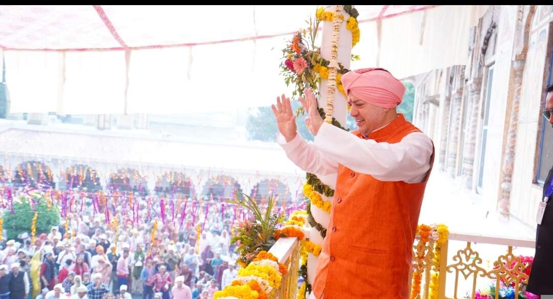 महंत देवेन्द्र दास महाराज की अगुवाई में शुरू हुआ श्री झण्डे जी का आरोहण