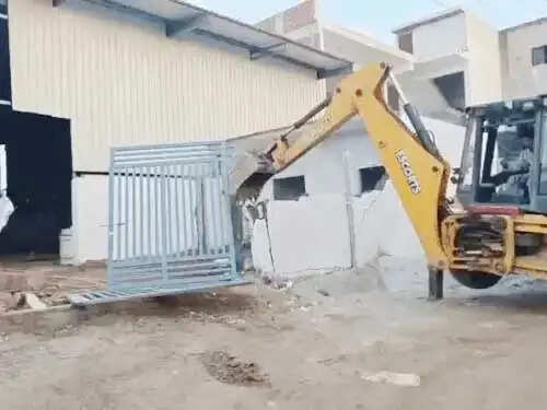 फरीदाबाद : चार अवैध कालोनियों पर चला पीला पंजा, 18 बाउंड्री वॉल तोड़ी