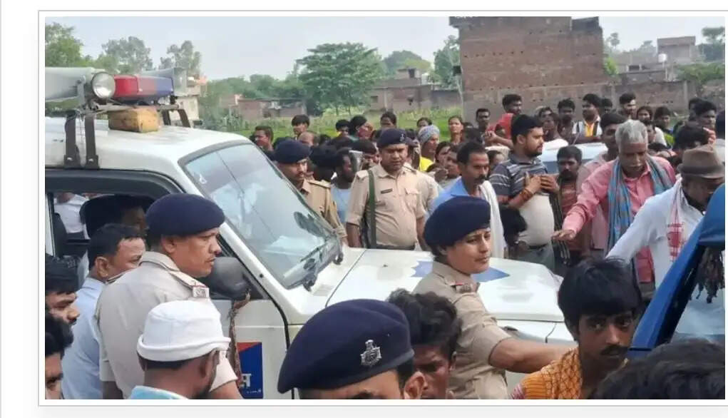 संपत्ति के लालच में बेटे ने की मां की हत्या विरोध में सड़क जाम