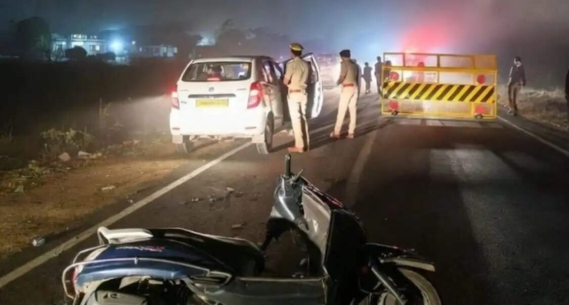 कार लूटकर भाग रहे बदमाशों ने स्कूटी सवार को मारी टक्कर, मौत