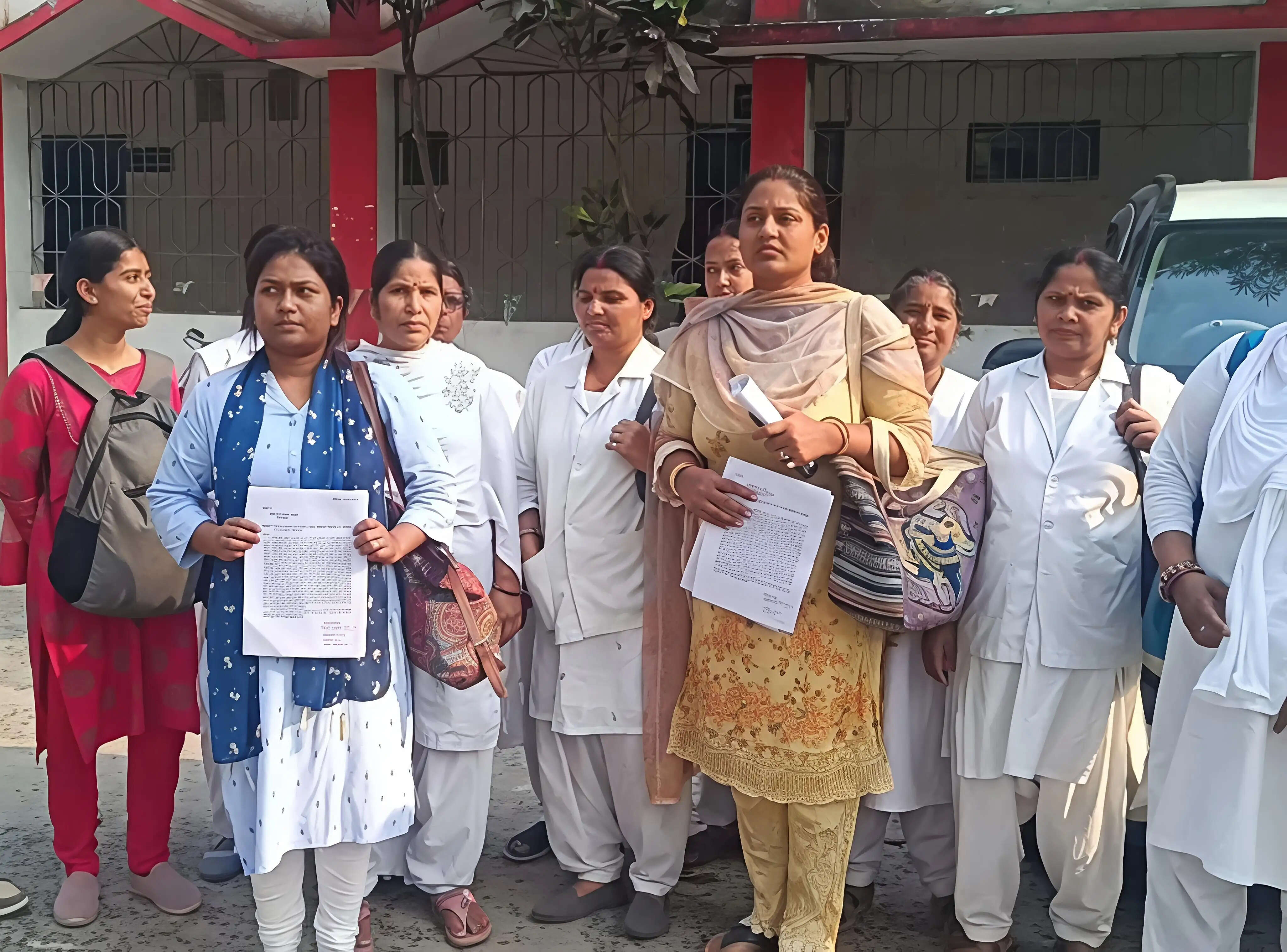 ठाकुरगंज स्वास्थ्य केंद्र की महिला कर्मियों ने प्रभारी चिकित्सा पदाधिकारी पर लगाए गंभीर आरोप