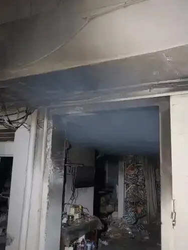 कपड़े के गोदाम में भीषण आग: चार दमकलों की मदद से पाया काबू