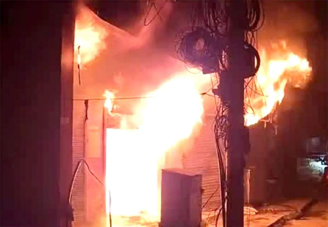 गोदाम में आग से लाखों का नुकसान