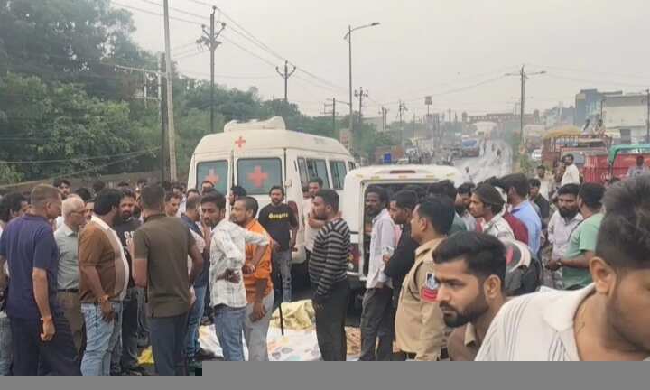महू-नीमच मार्ग पर भीषण सड़क हादसा, ट्रॉले की चपेट में आई बाइक, तीन छात्रों की मौत