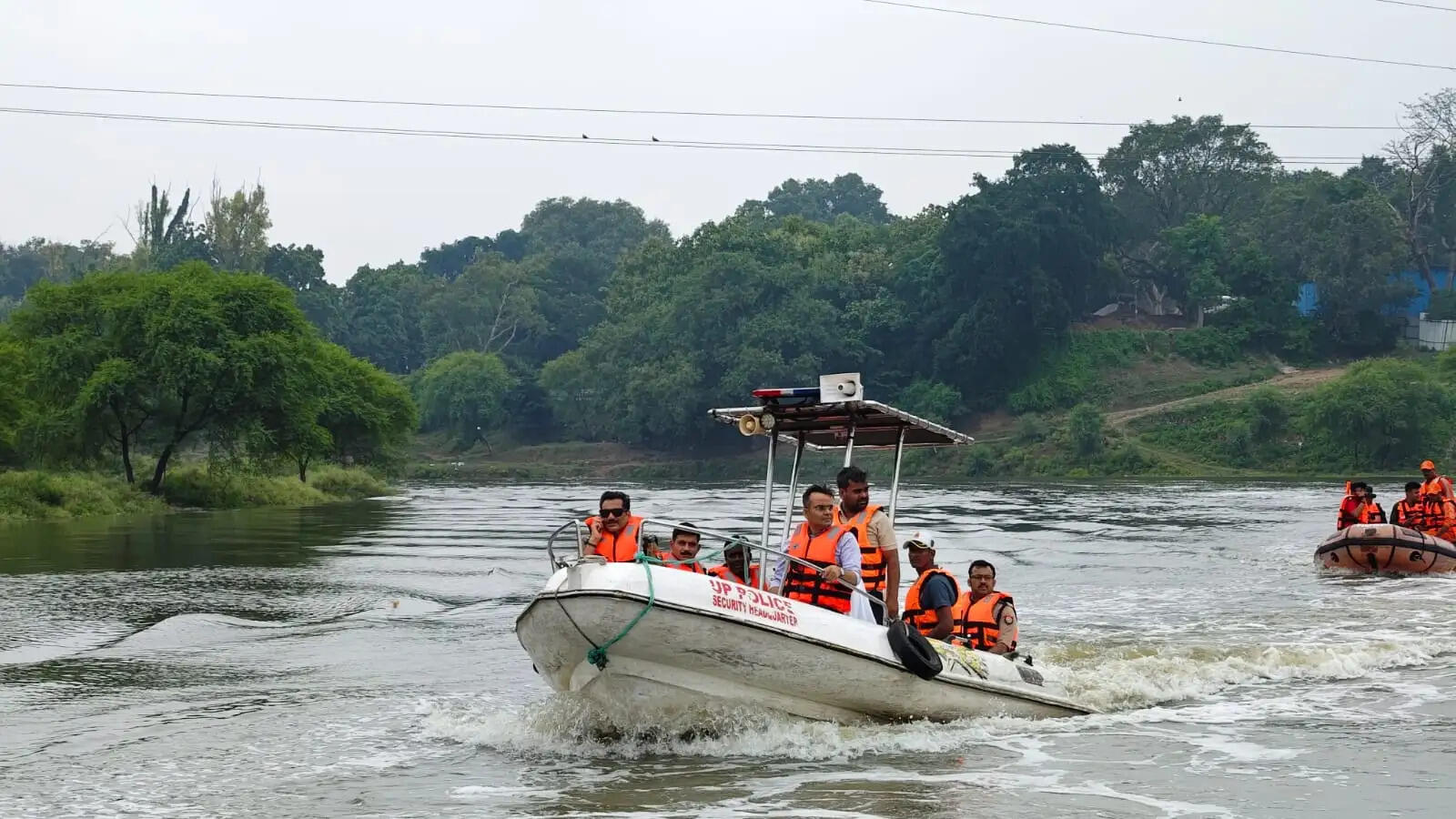 पुलिस आयुक्त एवं जिलाधिकारी ने संयुक्त रूप से गंगा एवं वरुणा नदी के संभावित बाढ़ प्रभावित क्षेत्रों का किया निरीक्षण
