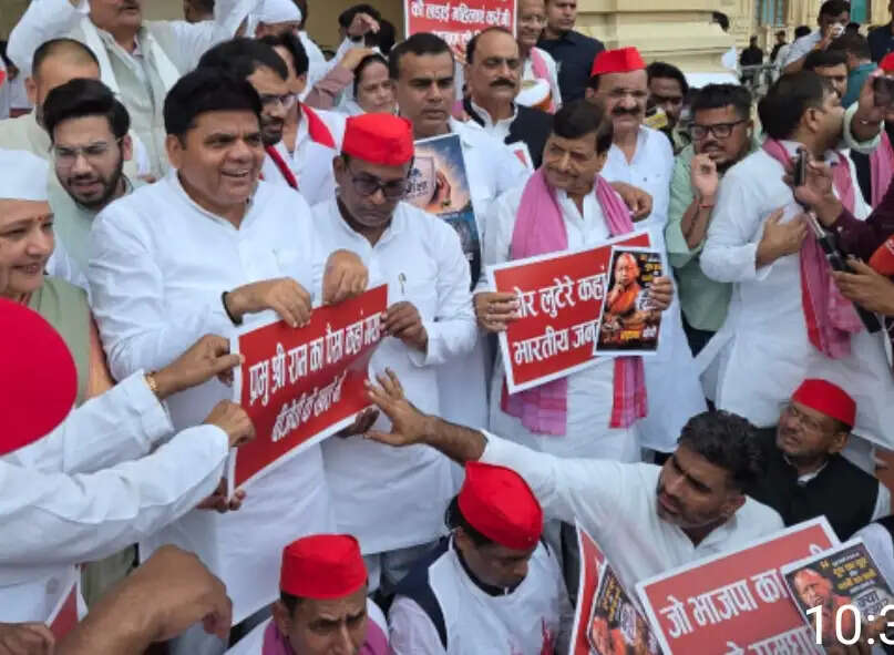 यूपी विधान भवन स्थित चौधरी चरण सिंह की प्रतिमा के समक्ष धरने पर बैठे सपा विधायक