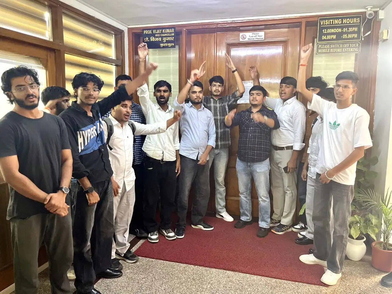 हिसार : कुलपति के दरवाजे पर चिपकाया ज्ञापन, अभाविप ने दी थाली-चम्मच बजाने की चेतावनी