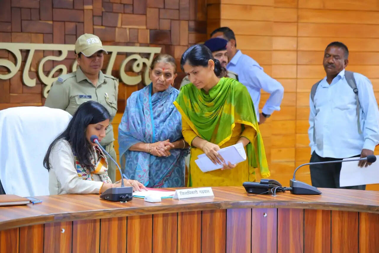 जिलाधिकारी ने सुनीं 50 शिकायतें,समयबद्ध समाधान पर जोर