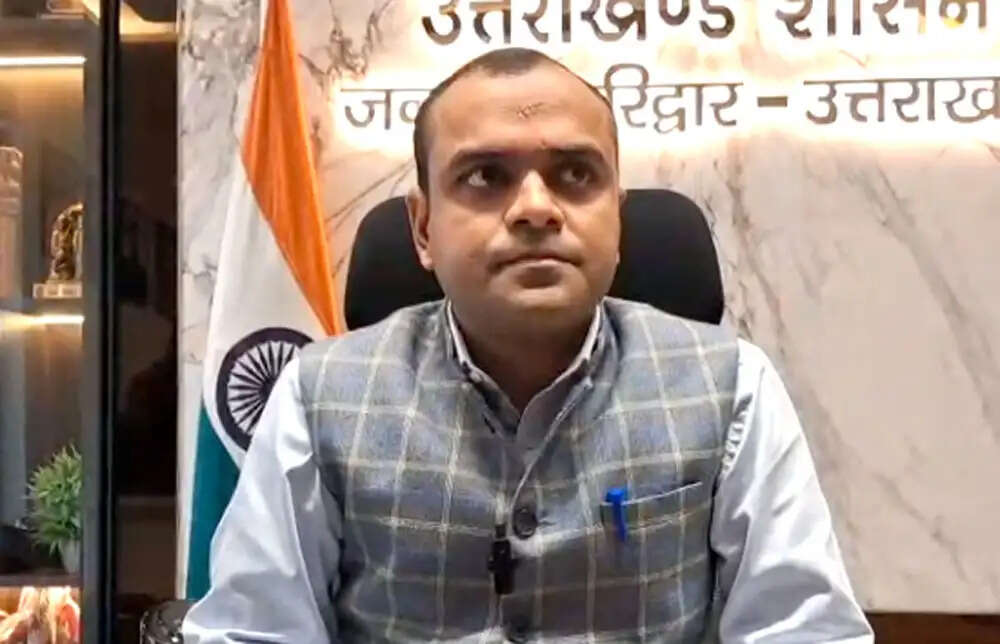 डीएम मयूर दीक्षित ने विभिन्न विभागों की संचालित योजनाओं की समीक्षा की