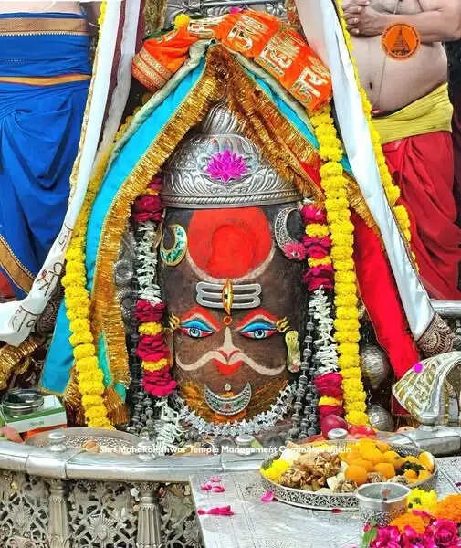 भस्म आरती में राजा स्वरूप में सजे बाबा महाकाल, भांग-ड्रायफ्रूट और आभूषणों से हुआ दिव्य श्रृंगार