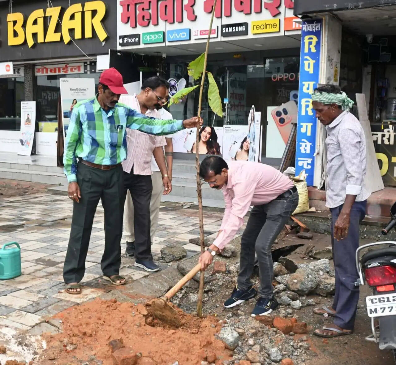 कोरबा में “एक पेड़ मां के नाम” अभियान के तहत वृक्षारोपण