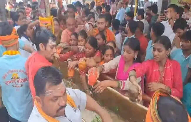 सावन की पहली सोमवारी पर शिवालयों में उमड़े श्रद्धालु,'ॐ नमः शिवाय', 'हर-हर महादेव' और 'बोल बम' के जयकारों से माहौल भक्तिमय हुआ