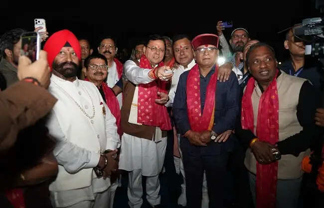 दून में 181 फुट के रावण का दहन, मुख्यमंत्री बोले-न्याय, सुशासन और जनकल्याण ही रामराज्य की मूल भावना