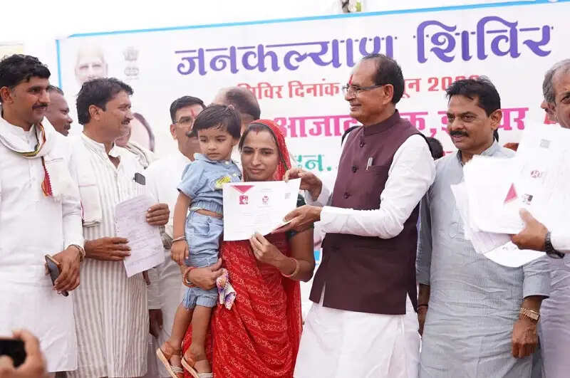 सरकार का लक्ष्य अंतिम पंक्ति में खड़े व्यक्ति योजनाओं का लाभ पहुंचानाः शिवराज सिंह