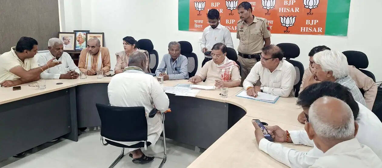 हिसार : जनसंवाद में डॉ. कमल गुप्ता ने सुनीं आमजन की समस्याएं, अधिकारियों से कराया समाधान
