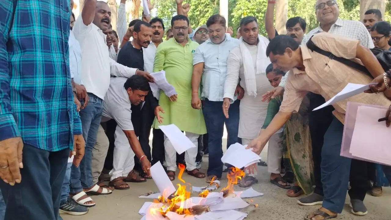 सहायक प्राध्यापक नियुक्ति नियमावली 2026 की प्रति जलाकर जताया विरोध