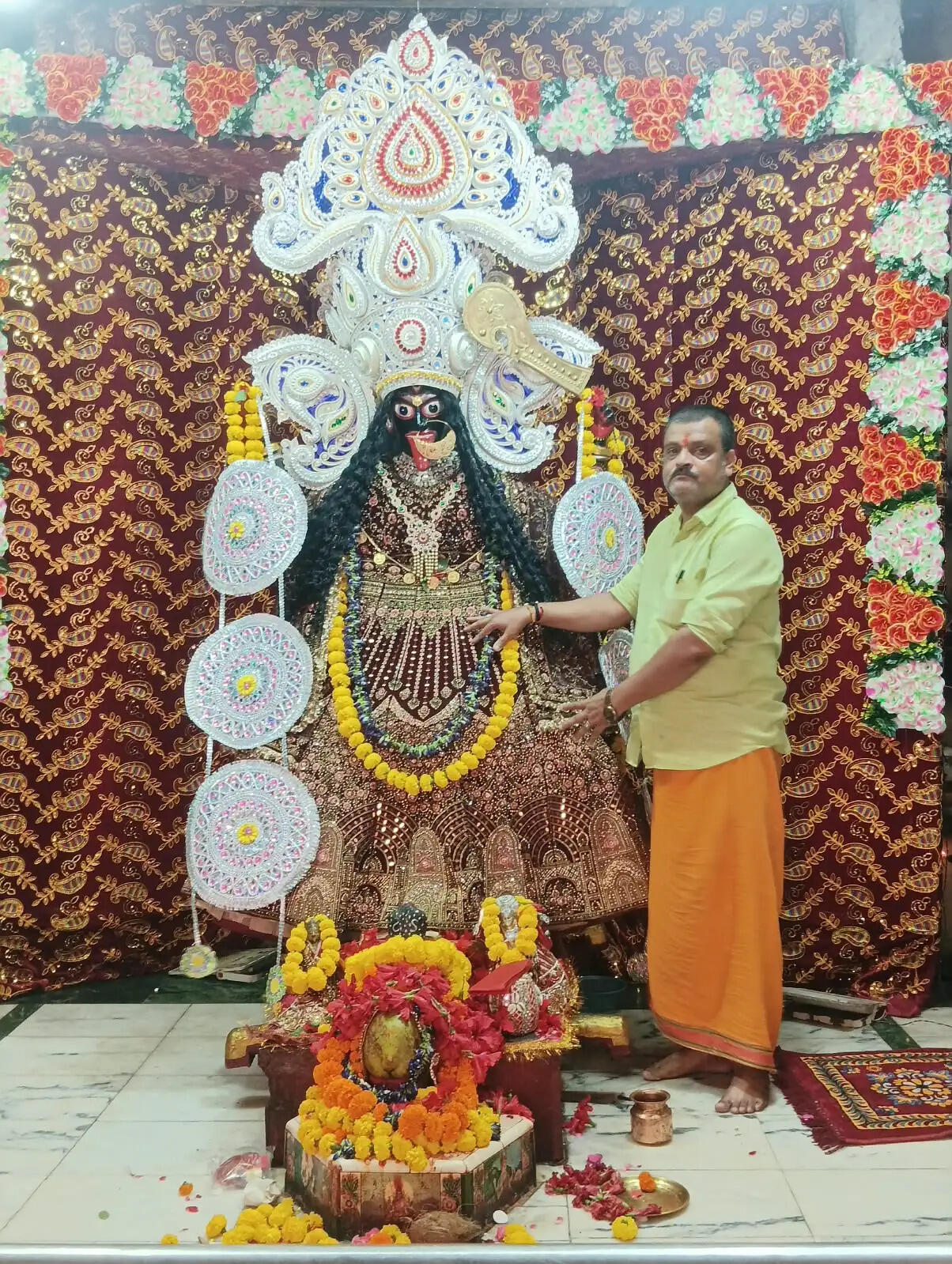 बंगाली मोहाल का प्राचीन मां काली मंदिर, जहां मन्नत के लिए बांधे जाते हैं ताले