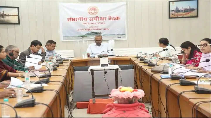 भोपालः संभागायुक्त ने दिए 100 दिवस से अधिक सीएम हेल्पलाइन में लंबित शिकायतों के निराकरण के निर्देश