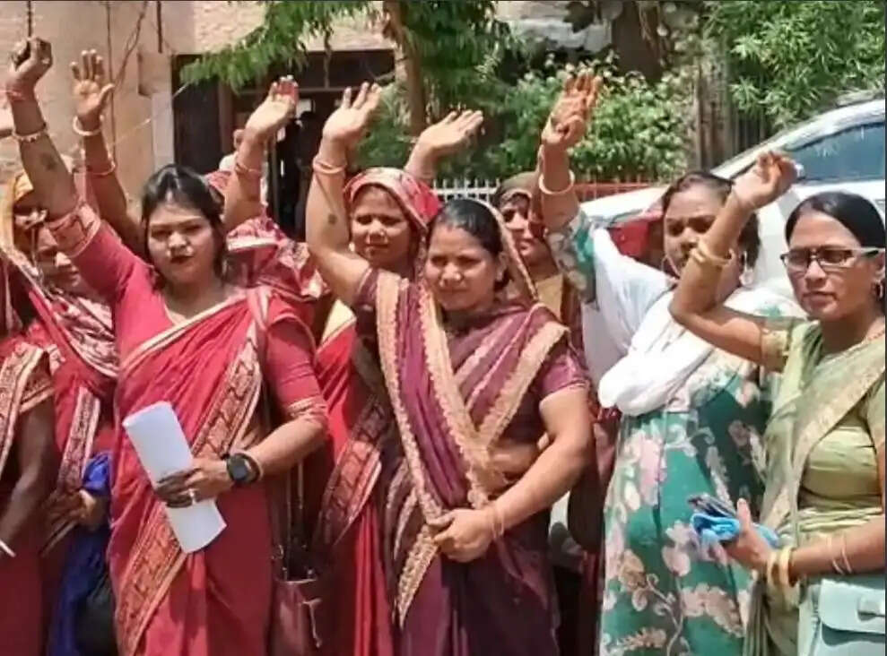 देवरिया: बीसी सखियों का विकास भवन पर प्रदर्शन