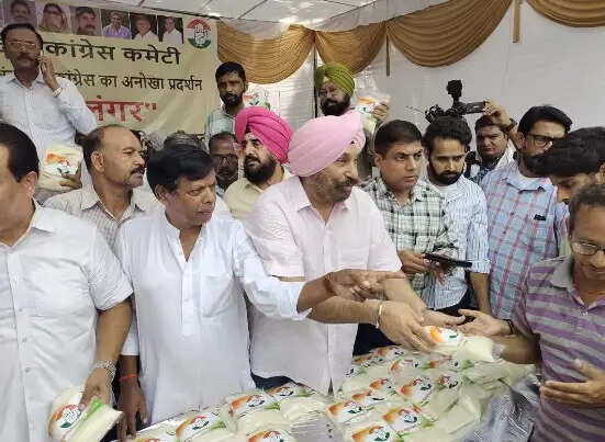 चंडीगढ़ में कांग्रेस ने लगाया चीनी का लंगर, केंद्र सरकार को घेरा