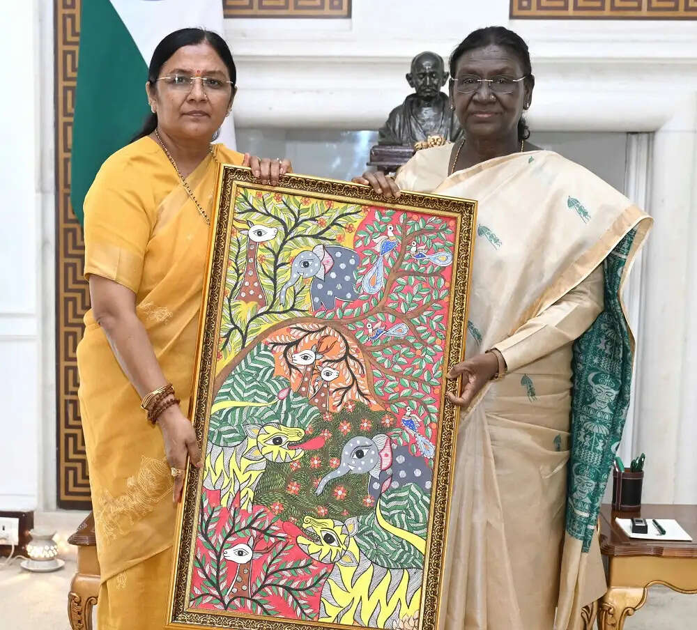 राष्ट्रपति से मिलीं केन्द्रीय मंत्री सावित्री ठाकुर, धार में महिला सशक्तिकरण सम्मेलन के लिए किया आमंत्रित