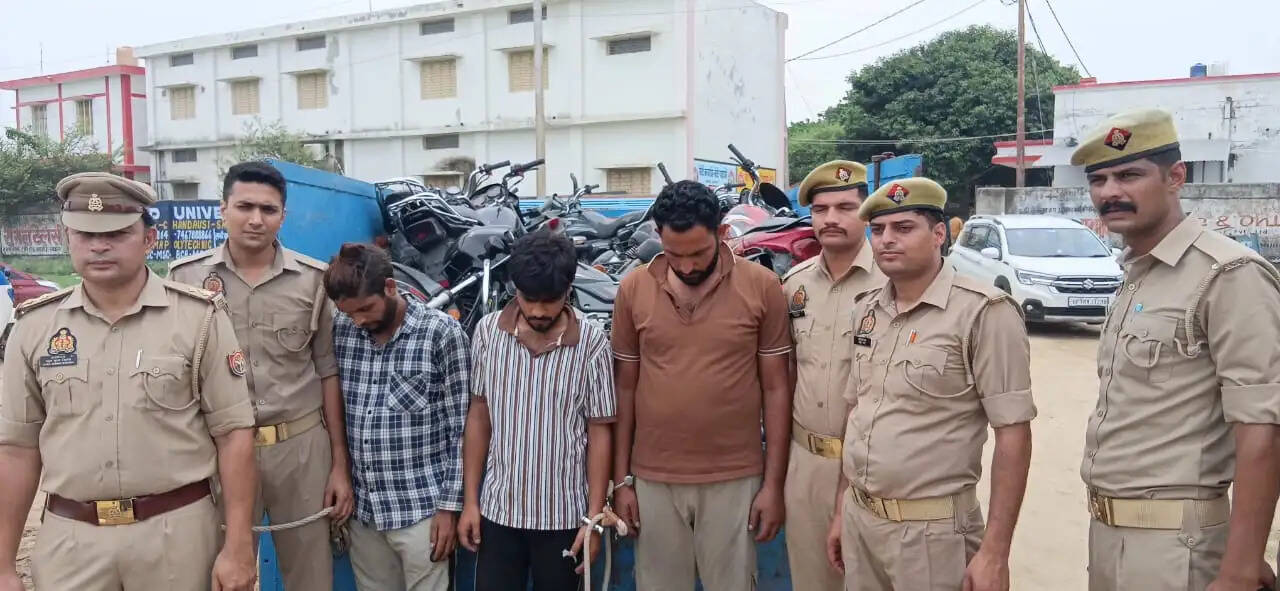 संभल में अंतर्राज्यीय वाहन चोर गैंग का भंडाफोड़, 8 बाइक के साथ तीन चाेर गिरफ्तार