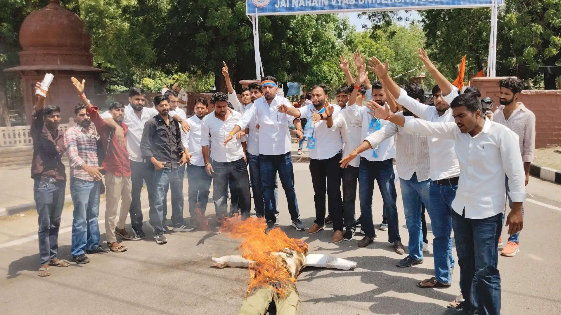 कुलपति का फूंका पुतला, फीस बढ़ोतरी के खिलाफ किया प्रदर्शन