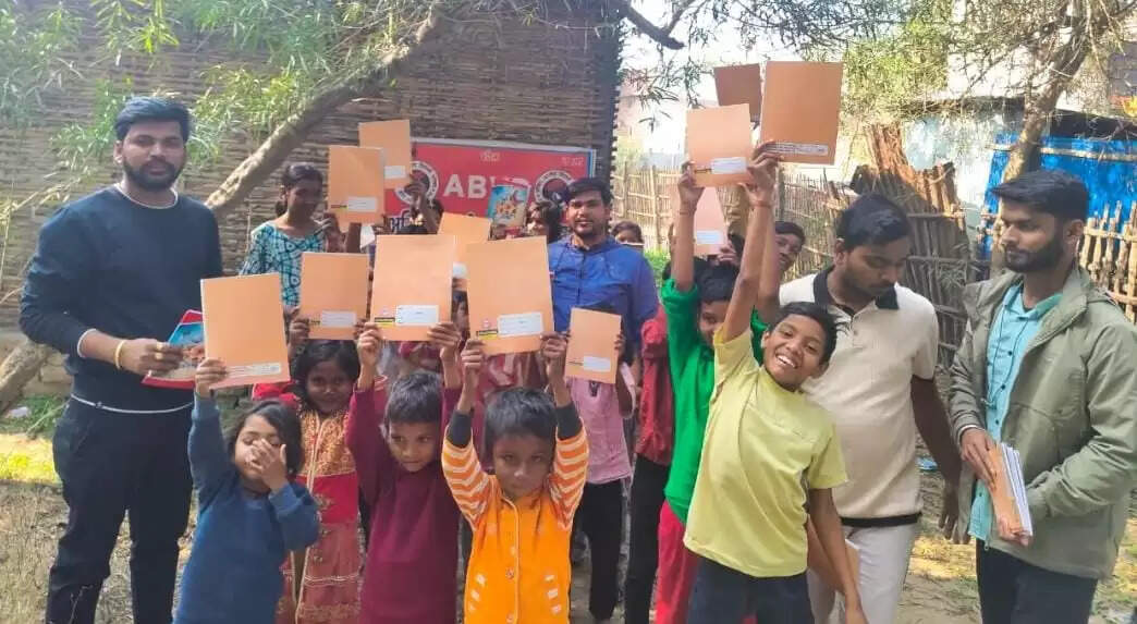 अभाविप के राष्ट्रीय युवा दिवस कार्यक्रम के समापन पर पाठ्य सामग्रियों का किया गया वितरण