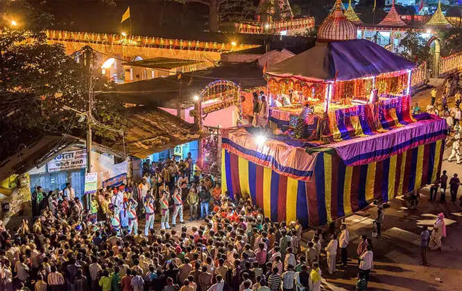 मां दंतेश्वरी की जयकारें के बीच फूल रथ की पहली परिक्रमा पूरी हुई