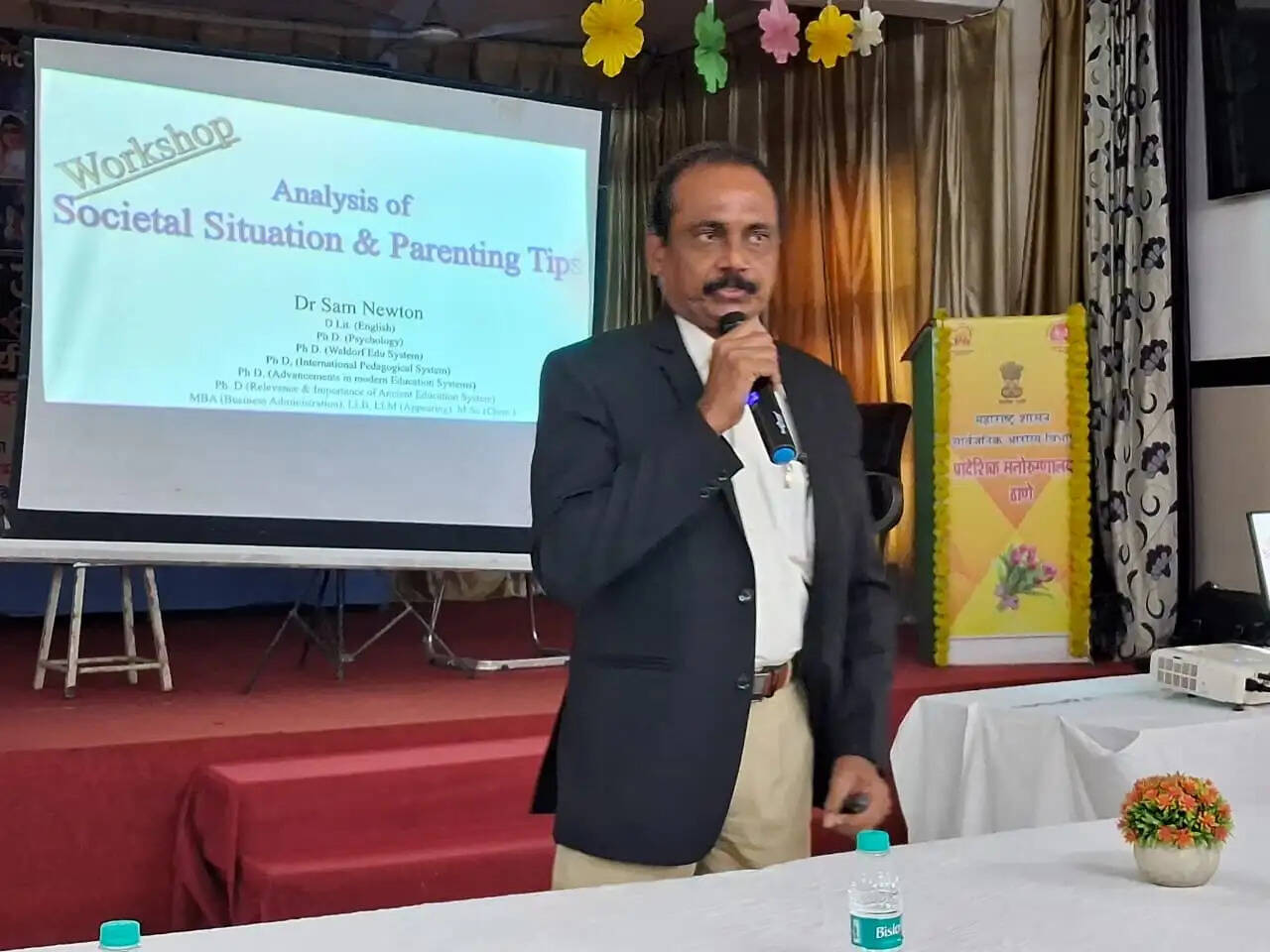 बच्चों से संवाद सफल पितृत्व की नींव ” – डॉ. सैम न्यूटन ( वैज्ञानिक न्यूटन के वंशज)