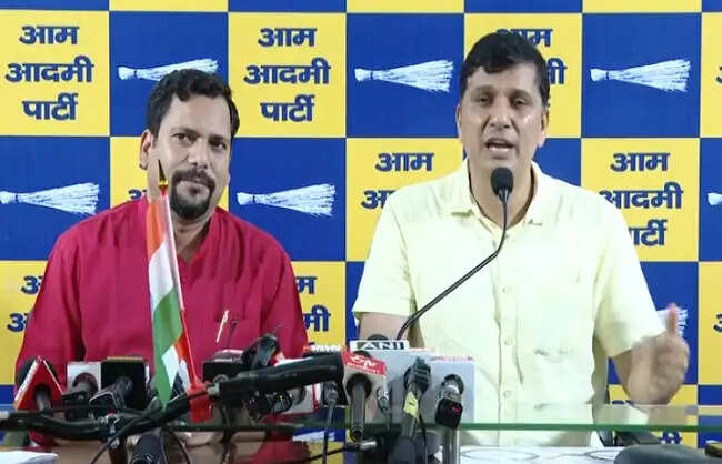 आम आदमी पार्टी ने साइकिल खरीद में भ्रष्टाचार का लगाया आरोप, सरकार से जांच की मांग
