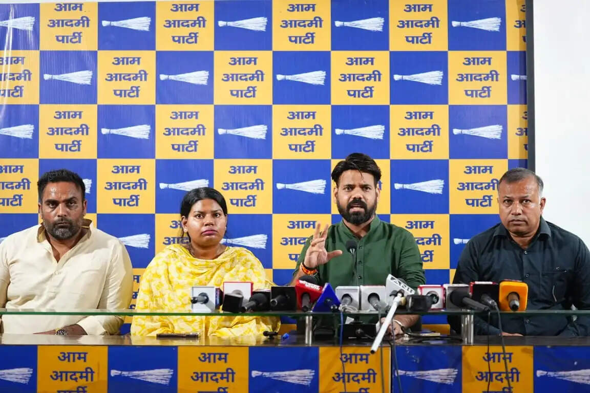 साकेत बिल्डिंग हादसे के 12 दिन बाद भी मलबा नहीं हटाएं जाने पर आआपा ने सरकार पर साधा निशाना