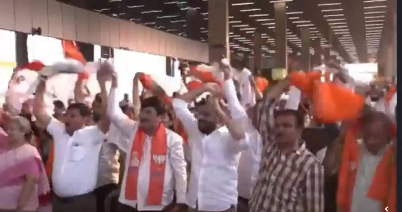 गुजरात के सूरत में बिहारी समाज ने प्रधानमंत्री मोदी का गमछा लहराकर किया स्वागत