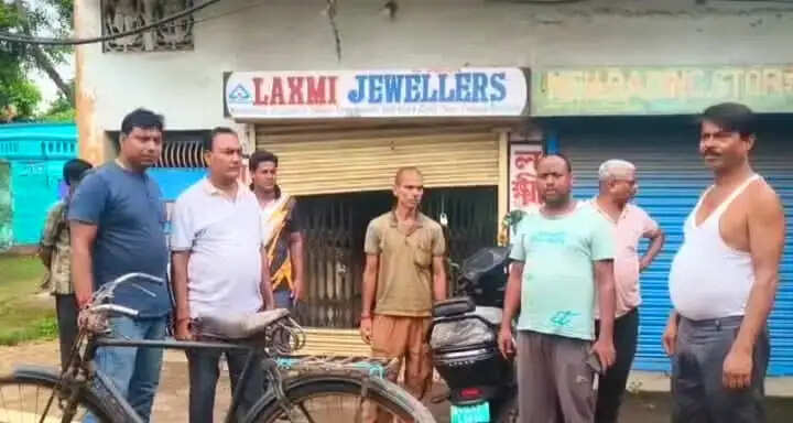 कुल्टी में शटर तोड़ ज्वेलरी दुकान में लाखों की चोरी, सीसीटीवी हार्ड डिस्क भी ले गए बदमाश