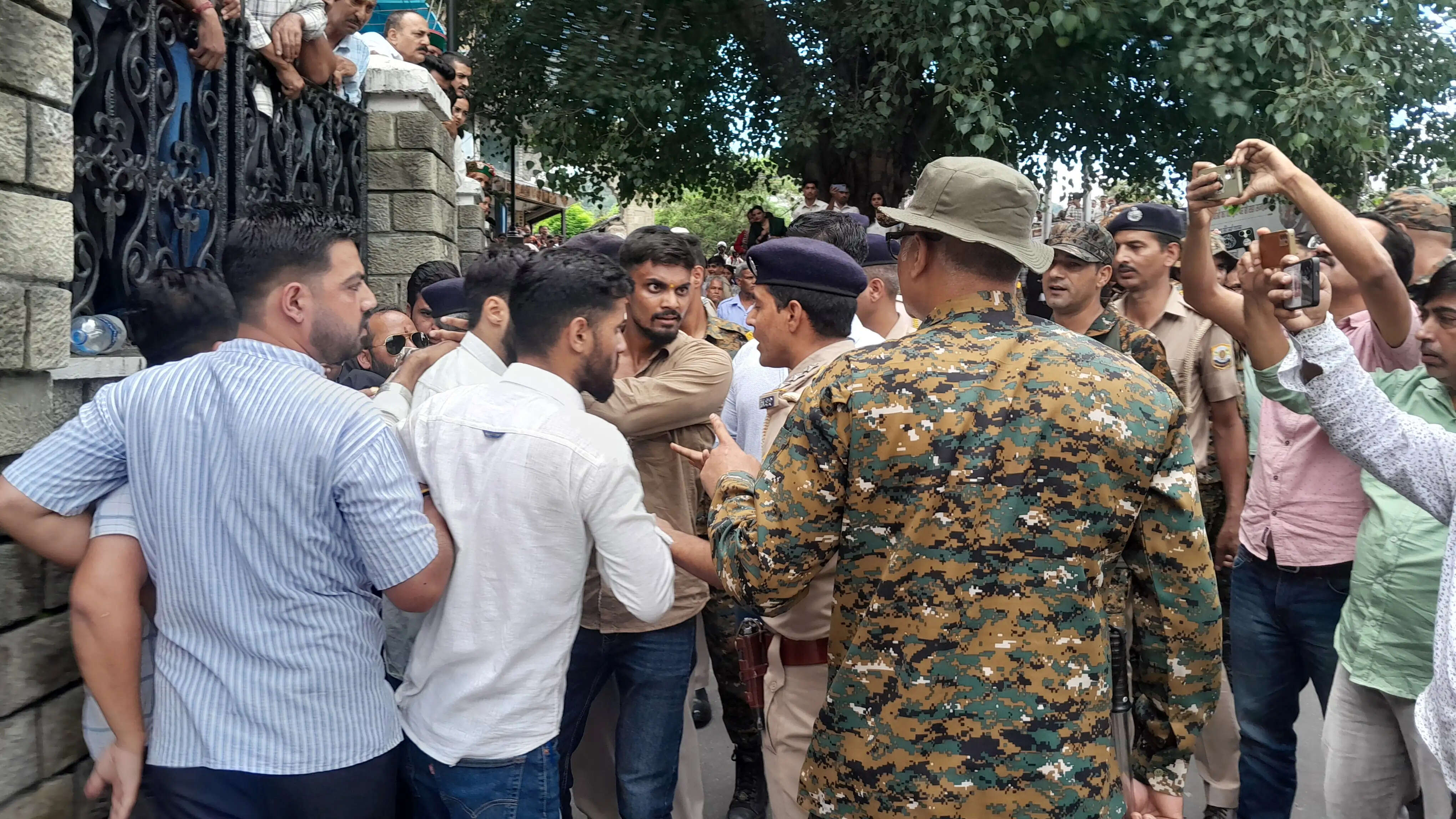 मंडी में एबीवीपी का उग्र प्रदर्शन: पुलिस संग छीना-झपटी के बावजूद ...चालाकी से फूंक दिया पुतला