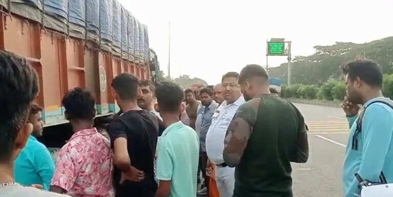 नेशनल हाईवे पर चलते ट्रक के टायर में लगी आग