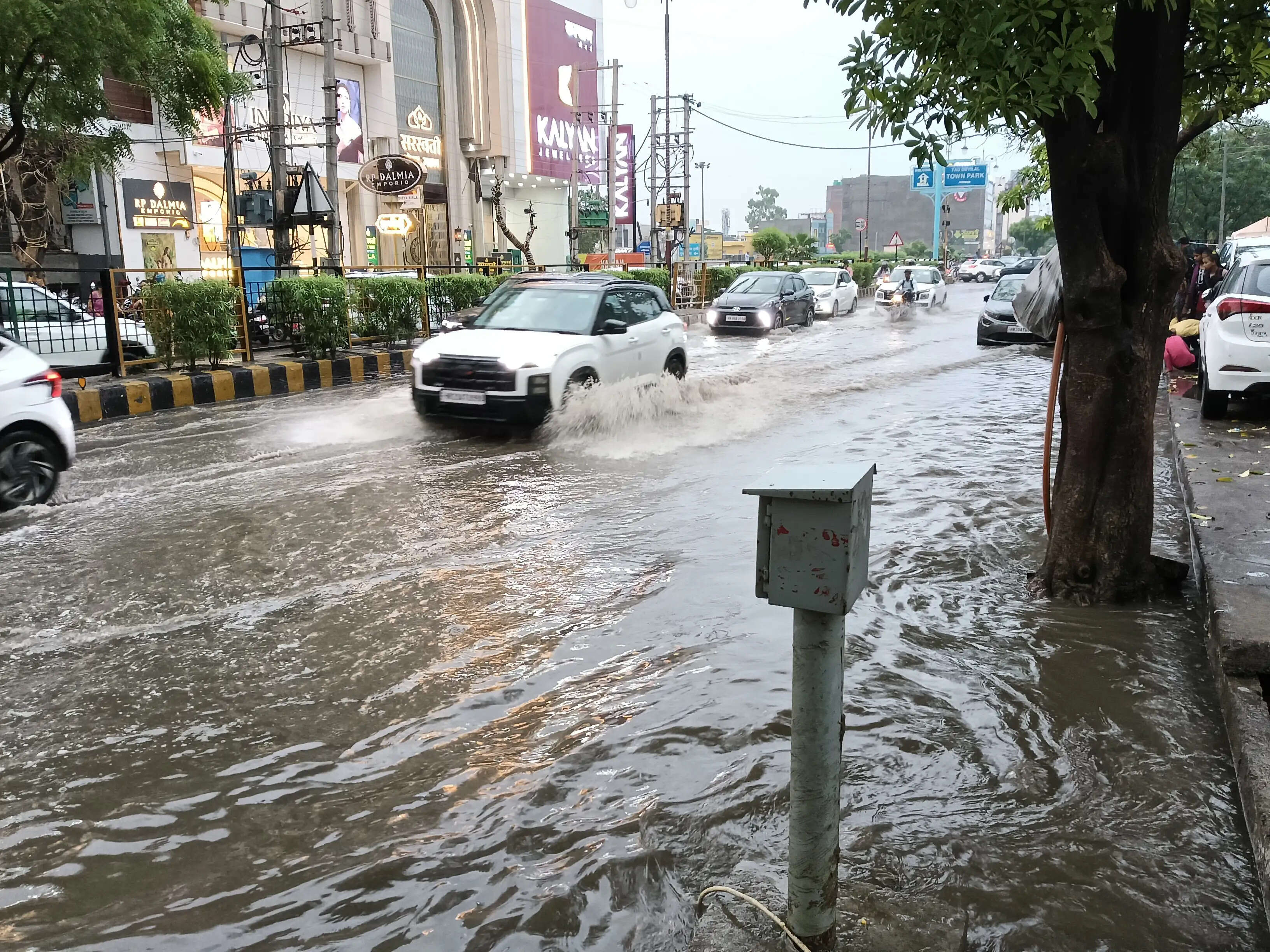 हिसार में झमाझम बारिश से सुहावना हुआ मौसम, निचले इलाकों में जलभराव